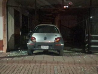 Conductora pierde el control y choca contra fachada en San José del Arenal