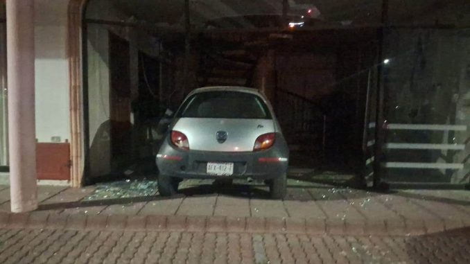 Conductora pierde el control y choca contra fachada en San José del Arenal