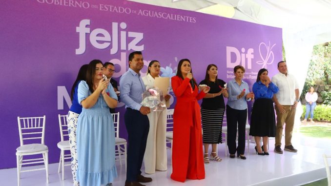 Gobernadora Tere Jiménez festeja Día de las Madres con Voluntarias del DIF Estatal; reconoce su labor