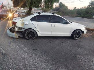 Policía Vial atiende accidente tipo choque que dejó daños a la infraestructura pública
