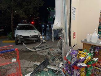 Policía Vial atiende accidente provocado por un menor de edad