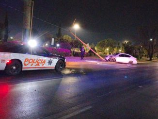 Policía Vial atiende percance de vehículo contra un poste de alumbrado público