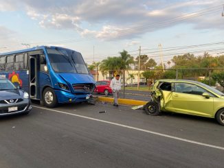 Policía Vial atiende percance entre un autobús y un automovil al norte de la ciudad