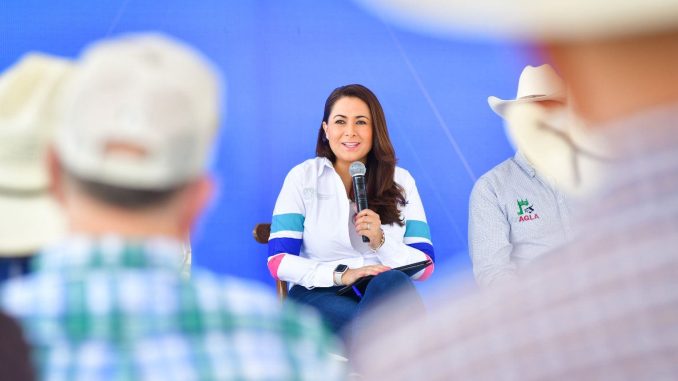 Gobernadora Tere Jiménez entrega apoyo a ganaderos como parte del Programa de Mejoramiento Genético