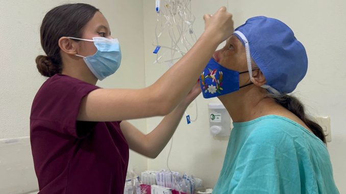 Paciente de 73 años recupera vista con doble cirugía de cataratas en IMSS Aguascalientes