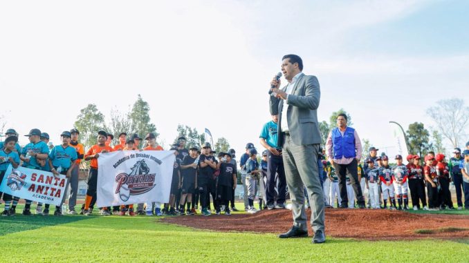 Realiza Leo Montañez la declaratoria inaugural de la Liga de Béisbol Municipal