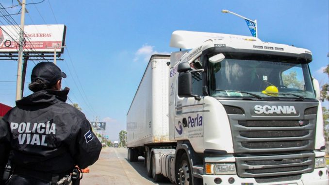 Regula Policía Municipal tránsito de unidades pesadas en la ciudad