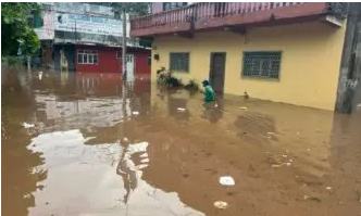 Huracán Erick desborda el río Los Perros en Juchitán, Oaxaca