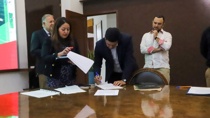 Firma Municipio escrituras para consolidar mejor equipamiento urbano y espacios educativos