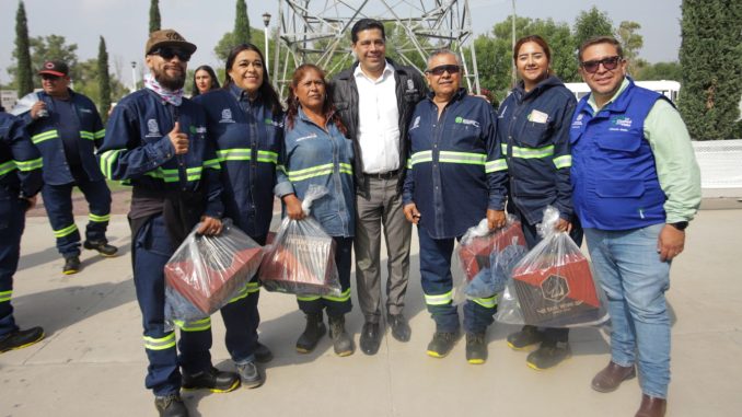 Entrega Leo Montañez uniformes a personal de la Coordinación General de Delegaciones Urbanas y Rurales