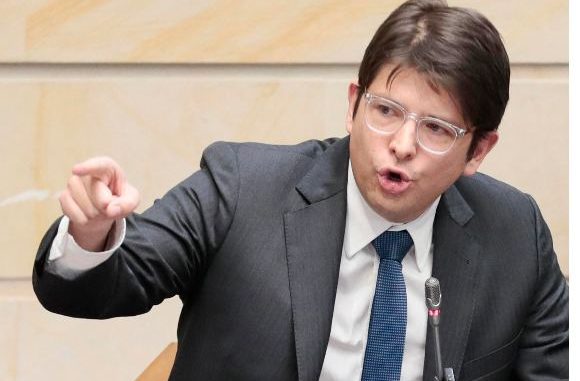 Sheinbaum condena el atentado con Miguel Uribe, aspirante presidencial colombiano