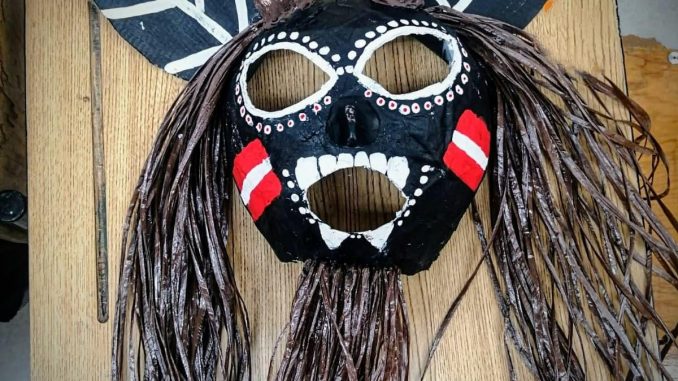 Hay mucho aprendizaje, colores y tradición en las clases de artesanías