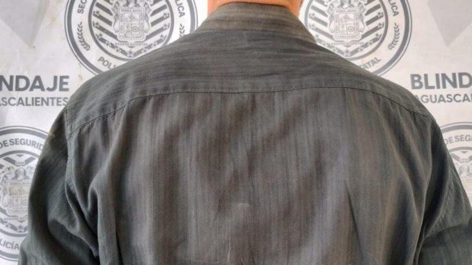 Uniformados del Mando Coordinado detienen a sujeto en poder de una bolsa que contenía piedra granulada al parecer cristal