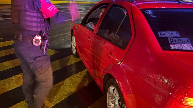 Uniformados de la Policía Estatal auxilian a conducir vehículo y su familia que se quedaron varados tras la precipitación pluvial