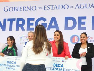 Gobernadora Tere Jiménez inicia entrega de becas en todo el Estado