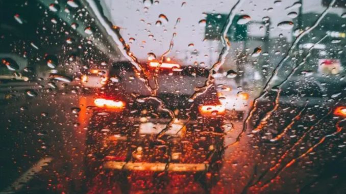 ¿Manejas bajo la lluvia ? Esto es lo que debes saber