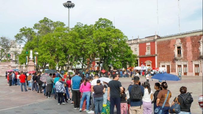 Celebra Municipio de Aguascalientes Día del Bolillo con crema con la entrega de 20 mil piezas a la ciudadanía