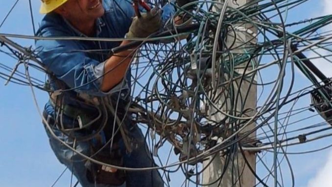 Refuerza Municipio Operativo par el retiro de cables en desuso