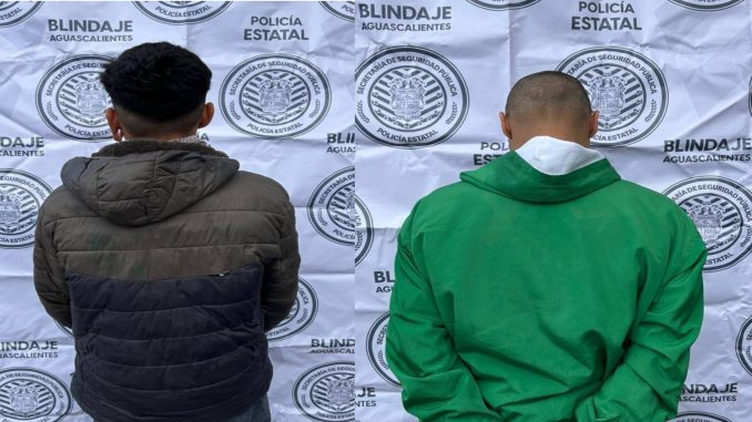 Presuntos agresores que portaban armas blancas fueron detenidos por oficiales de la Policía Estatal de Aguascalientes tras ser detectados golpeando a otro individuo