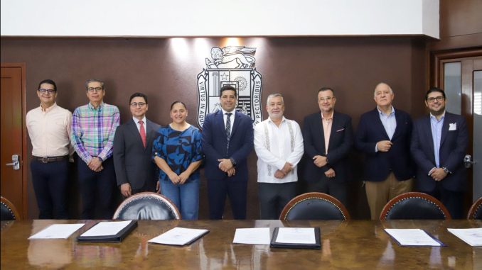 Firma Leo Montañez escrituras para consolidar mejores espacios públicos