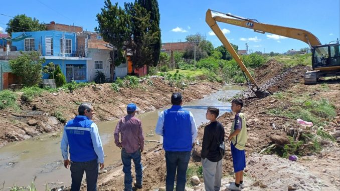 Supervisa Leo Montañez limpieza del Arroyo de Los Arellano