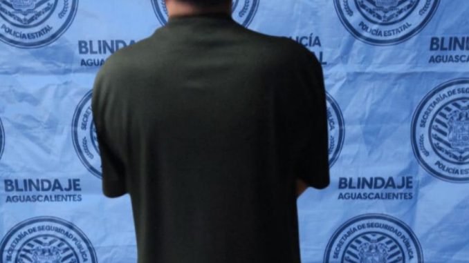 Policías Estatales detienen a una persona por hacer uso de un permiso para circular sin placas apócrifo