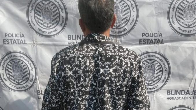 Policías Estatales en coordinación con uniformados de Pabellón de Arteaga detienen a sujeto con Licencia de conducir apócrifa