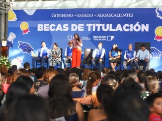 Gobernadora Tere Jiménez entrega becas de titulación a 2 mil jóvenes