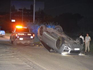 Policía Vial atiende accidente tipo volcadura