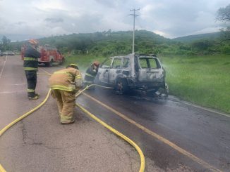 Bomberos del Estado y del Municipio de Calvillo sofocaron el incendio de un vehículo que fue consumido en su totalidad