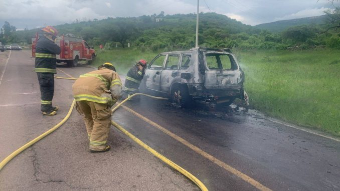 Bomberos del Estado y del Municipio de Calvillo sofocaron el incendio de un vehículo que fue consumido en su totalidad