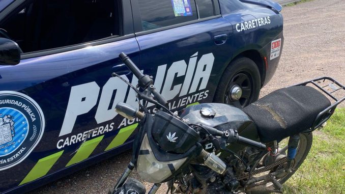 Policías Estatales aseguran motocicleta sin placas de circulación y alteraciones en su número de serie