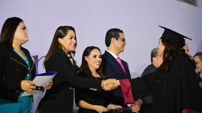 Felicita Gobernadora Tere Jiménez a graduados del CECyTEA; los invita a continuar su preparación por un mejor futuro