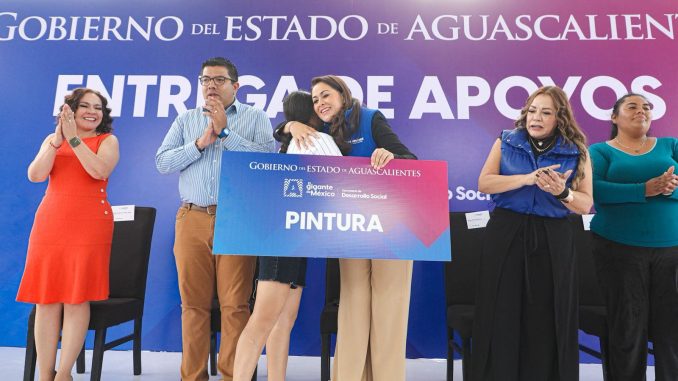 Gobernadora Tere Jiménez entrega apoyos a 800 familias de Jesús María para mejorara su viviendas