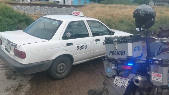 Policías Estatales aseguran vehículo de transporte público con reporte de robo