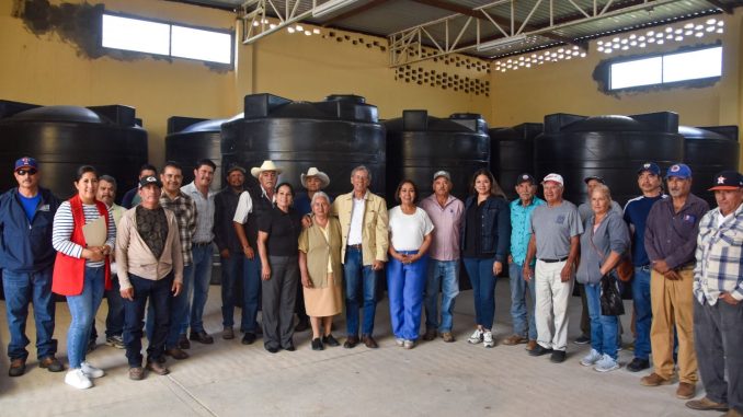 Apoya Gobernadora Tere Jiménez a pequeños productores con cisternas y equipamiento para fortalecer su productividad