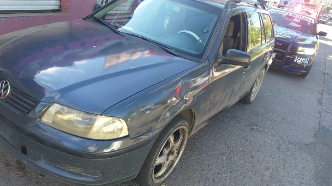 Policías Estatales aseguran vehículo con placas sobre puestas