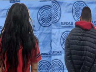 POLICÍAS ESTATALES DETIENEN A DOS PERSONAS POR POSESIÓN DE SUSTANCIAS AL PARECER ILÍCITAS Como parte de los trabajos de vigilancia permanentes que coordina la Secretaría de Seguridad Pública del Estado, dos personas encontradas en posesión de sustancias al parecer ilícitas fueron detenidas y puestas a disposición de la autoridad ministerial. Los hechos tuvieron registro cuando oficiales de la Policía Estatal realizaban sus labores de patrullaje sobre calles del fraccionamiento José Guadalupe Peralta Gámez en el oriente de la ciudad de Aguascalientes, cuando en determinado momento observaron la presencia de dos personas que se encontraban intercambiando objetos entre manos en lo que parecía ser una transacción, sin embargo al percatarse de la presencia de la radio patrullas, dichas personas comenzaron a correr en direcciones contrarias por lo que de inmediato se logró la detención de quienes dijeron llamarse Nancy N, de 40 años y Alejandro N de 35 años de edad. Al ser sometidos a una revisión corporal preventiva, los oficiales estatales les aseguraron de entre sus pertenencias, un envoltorio a cada uno, mismos que en su interior contenían aproximadamente 13 gramos de lo que parecía ser sustancia granulada al tacto respectivamente. Por lo anterior los detenidos y los indicios asegurados fueron puestos a disposición del Agente del Ministerio Público del Fuero Común, instancia donde se determinará su situación jurídica conforme a derecho.