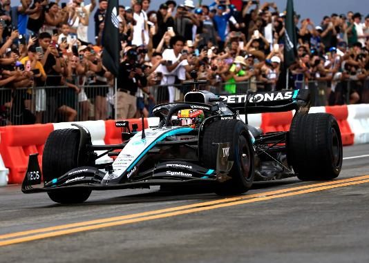 Bad Bunny, Adidas y Mercedes llevan por primera vez un vehículo Fórmula 1 a Puerto Rico