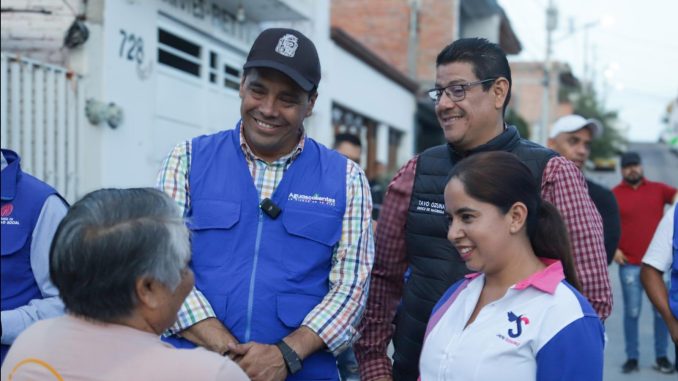 Mantiene Leo Montañez cercanía con vecinos de Municipio Libre