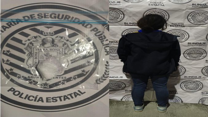Mujer que se encontraba sobre la carretera 60 fue detenida por Policías Estatales en poder de envoltorios con sustancia granulada