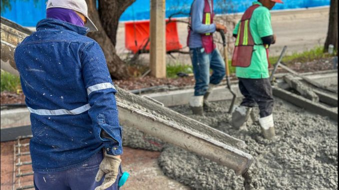 Avanza Municipio de Aguascalientes en la colocación de concreto hidráulico en la Av. Mariano Hidalgo
