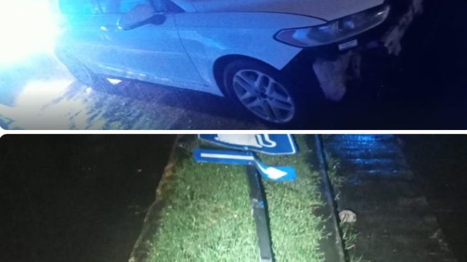 Policía Municipal atiende choque de un vehículo contra un señalamiento público
