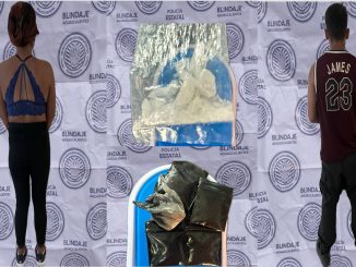 Policías Estatales detuvieron en el fraccionamiento J. Guadalupe Peralta Gamez a una pareja en poder de dos envoltorios que contenían sustancia granulada