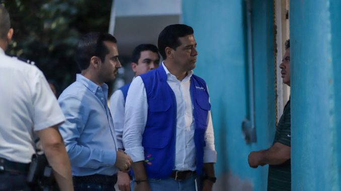 Leo Montañez visita a familias de Ejido los Pocitos para atender sus necesidades