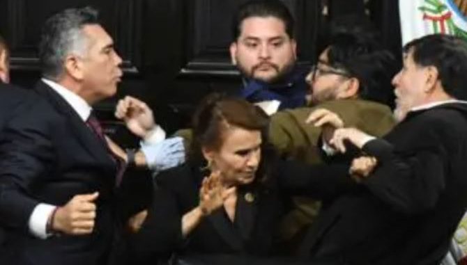 Agresión en el Congreso: 'Alito' Moreno se va sobre Fernández Noroña | Video