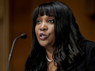 Lisa Cook, gobernador de la Reserva Federal, demanda a Trump por intentar destituirla