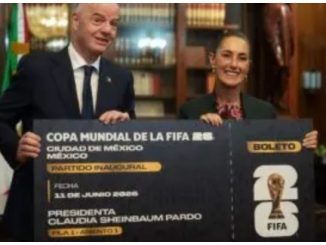 Infantino da a Sheinbaum réplica gigante de entrada al partido inaugural del Mundial 2026