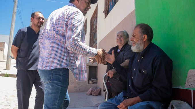 Realiza Leo Montañez supervisión de obras y entrega de apoyo auditivo