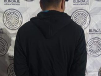 Sujeto originario del Estado de Michoacán pretendió ingresar a nuestra Entidad portando una Licencia de Conducir falsa, además de que el vehículo en el que viajaba no portaba placas de circulación